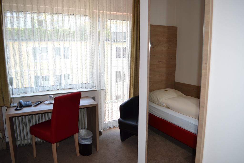 Hotel Minerva Garni Дюселдорф Стая снимка